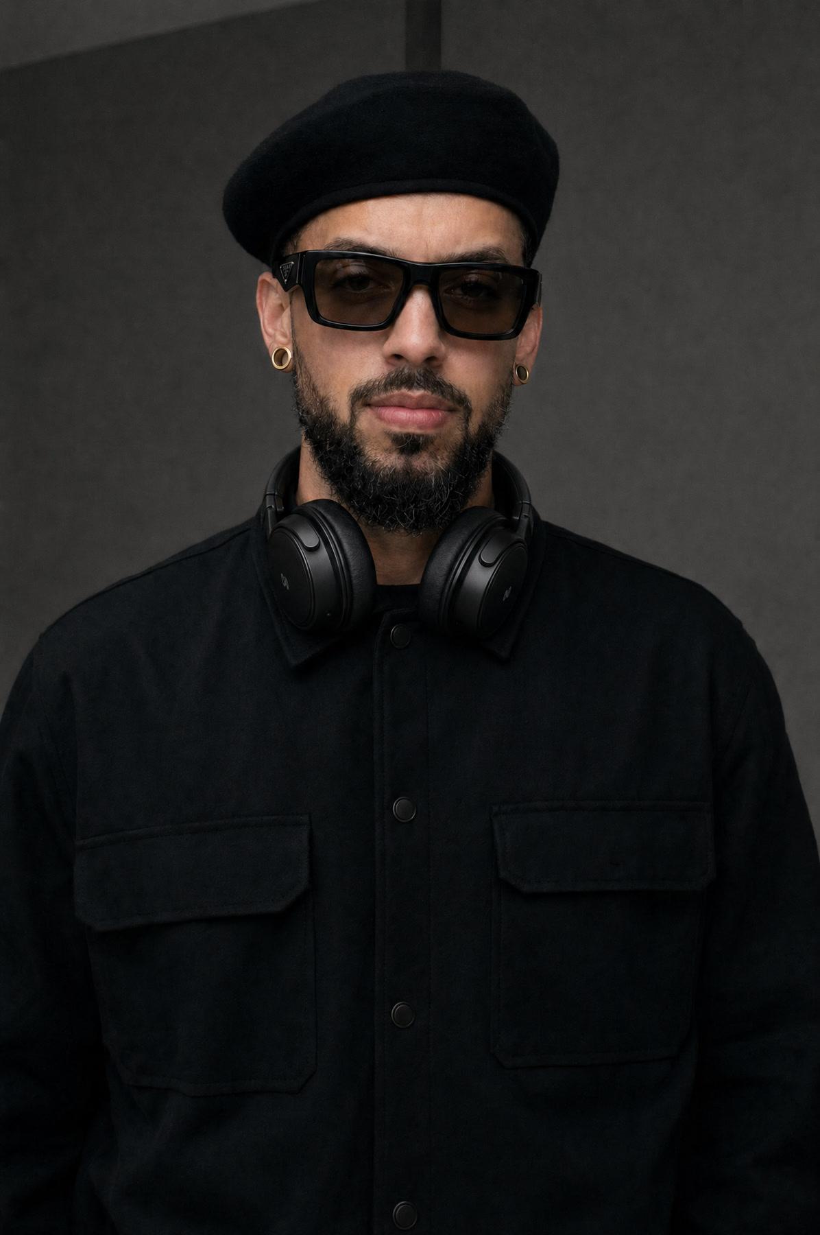 Rafael De Agua, portrait in black with headphones