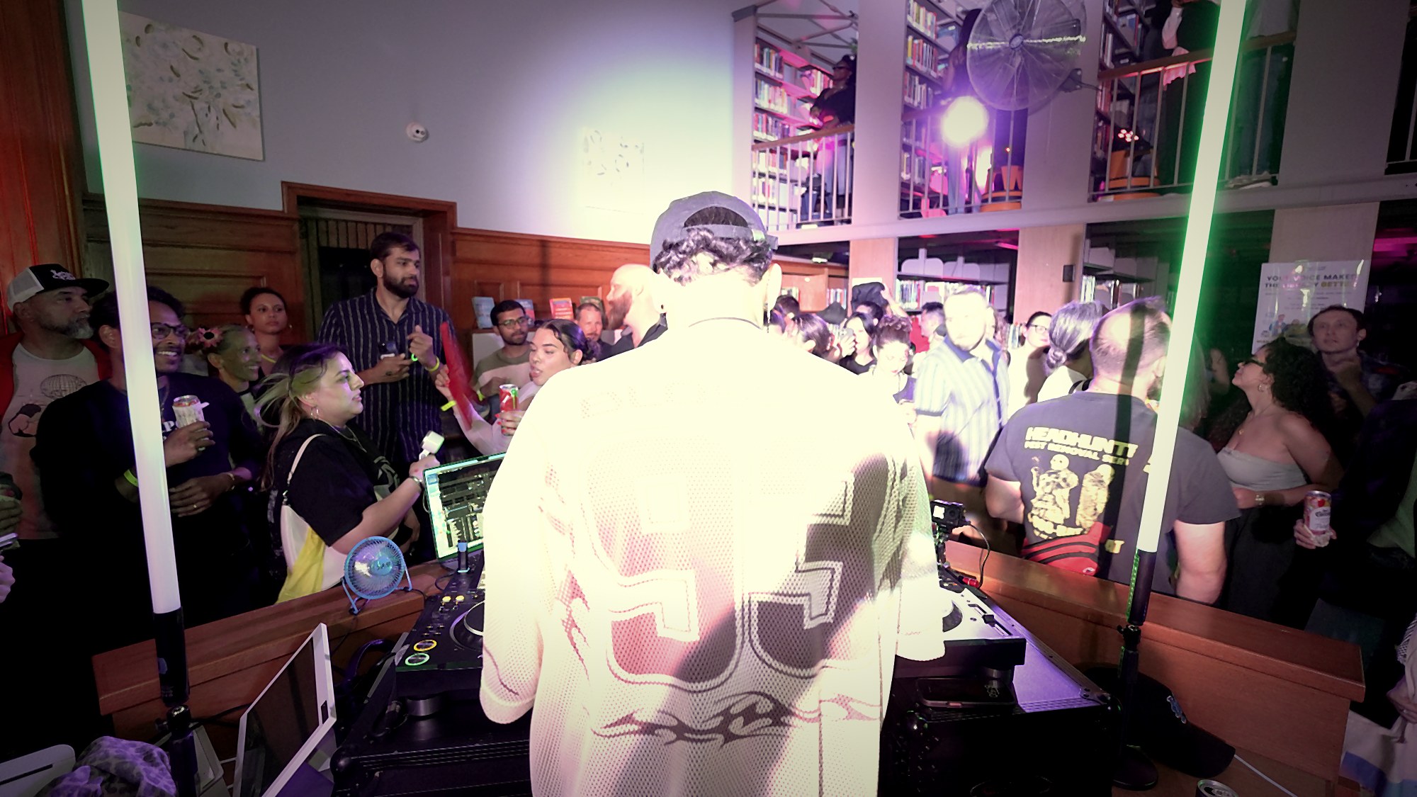 Rafael De Agua: Crowd behind the booth